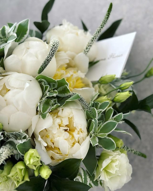 Bouquet de peonias blancas y lisianthus blanco