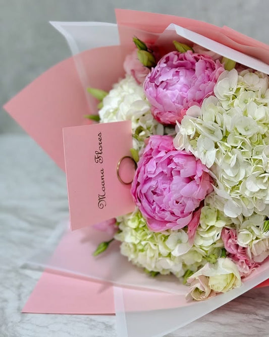Bouquet de peonias con hortencias