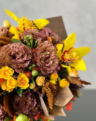 Domo rosas amarillas y naranjas minis, lisianthus con orquídeas amarillas.