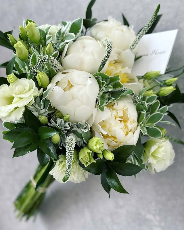 Bouquet de peonias blancas y lisianthus blanco