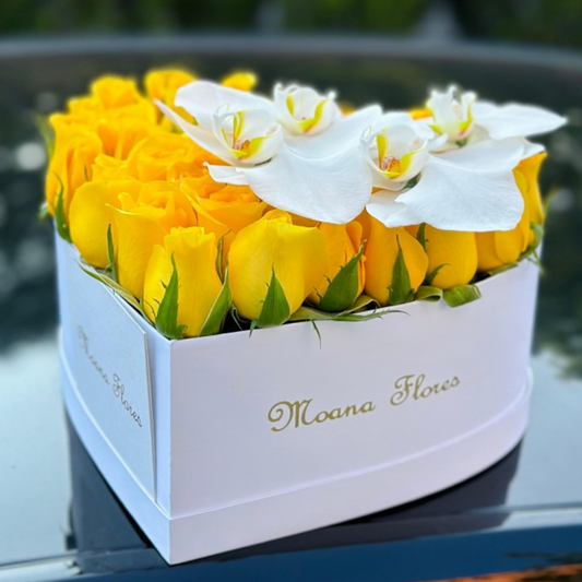 Rosas amarillas con orquídeas corazón blanco mini.