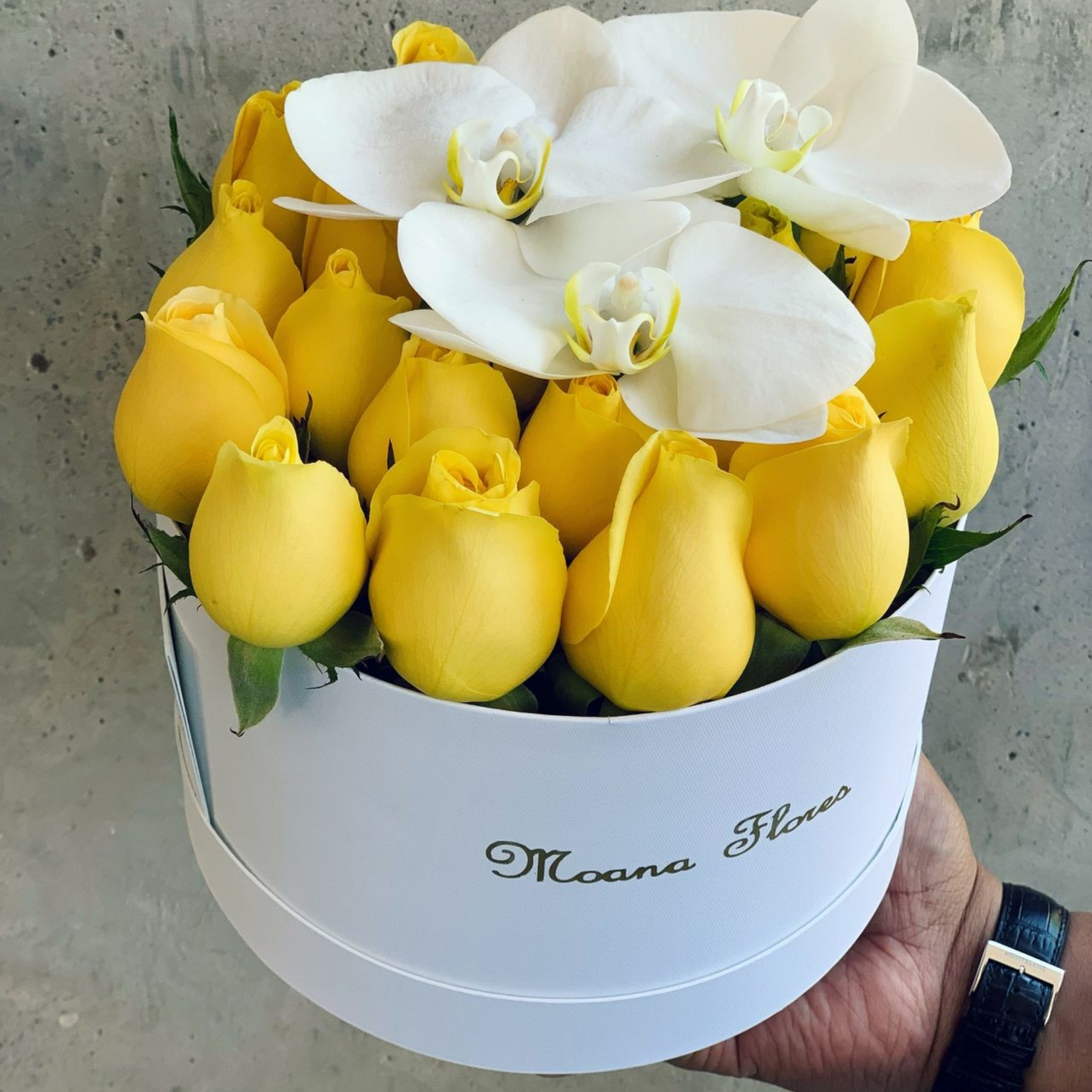 Rosas amarillas con orquídeas blancas.