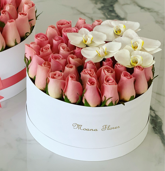 Rosas hermosas con orquídeas.