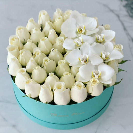 Rosas blancas con orquídeas blancas.