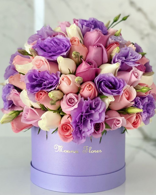 Domo rosas moradas, caricias, blancas, hermosas con lisianthus lila.