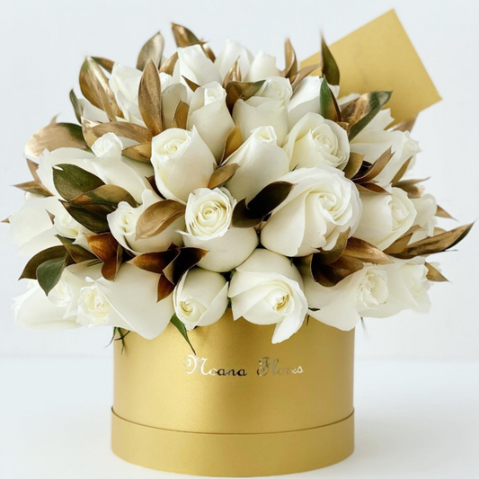 Rosas blancas con follaje dorado.