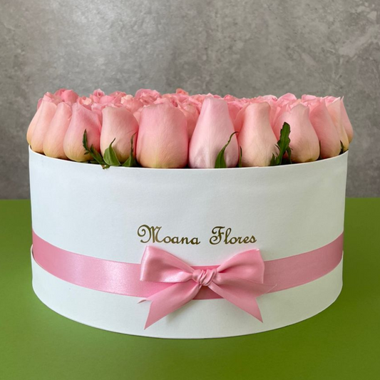 Rosas caricias en caja blanca con listón.