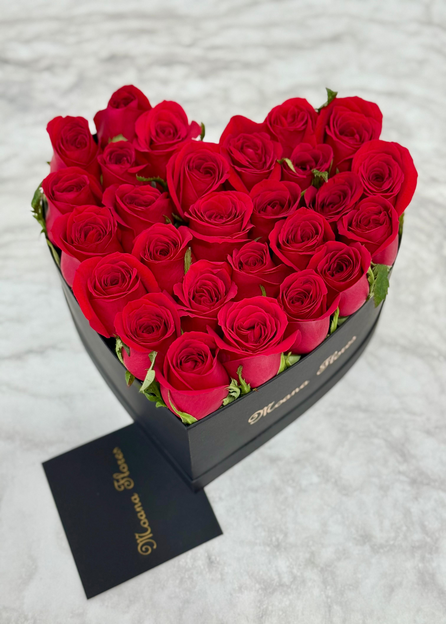 Rosas rojas en caja de corazón negro mini.