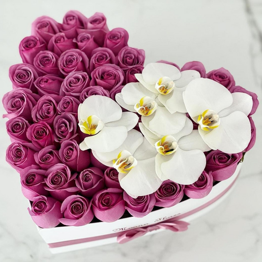 Rosas moradas con orquídeas blancas.