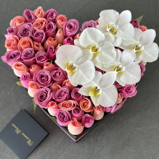 Rosas moradas rosas hermosas con orquídeas blancas.