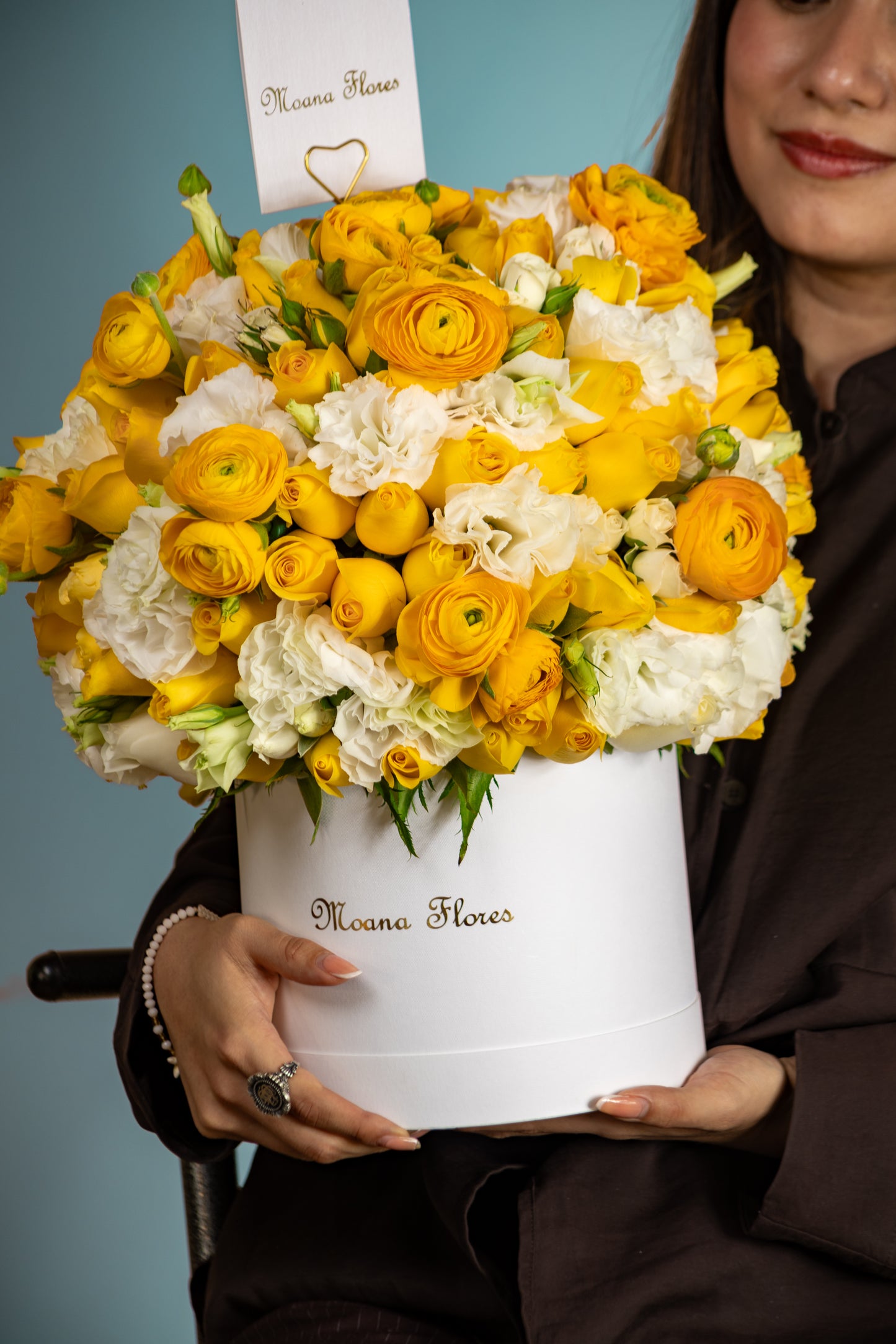 Domo Rosas amarillas y ranúnculos amarillos