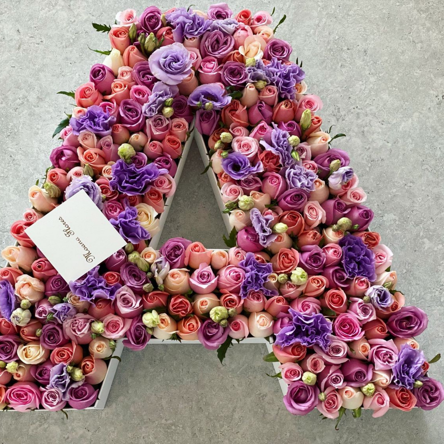Letra combinada de flores.