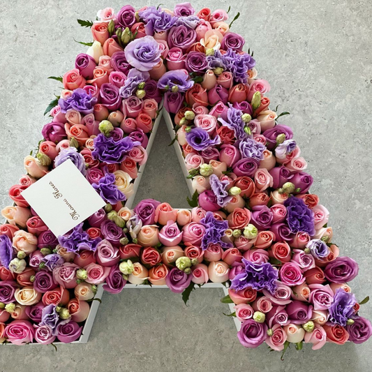 Letra combinada de flores.
