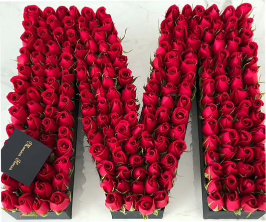 Letra con rosas rojas.