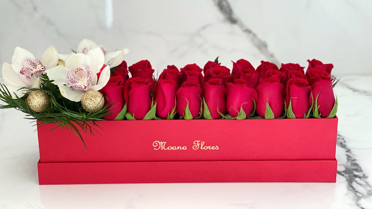 Rosas rojas, orquídeas blancas en caja roja.