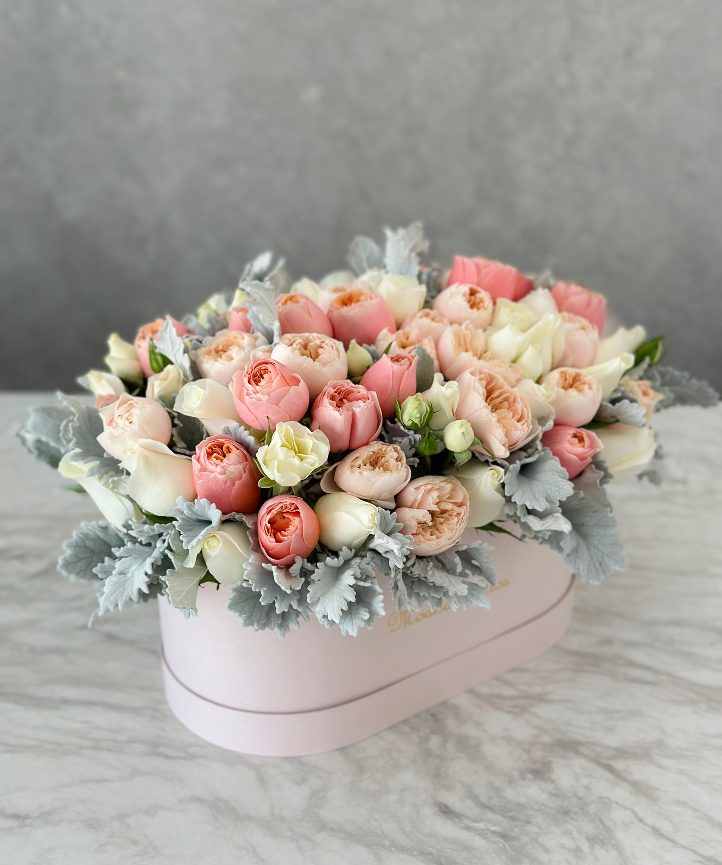 Rosas inglesas, rosas blancas con follaje miller.