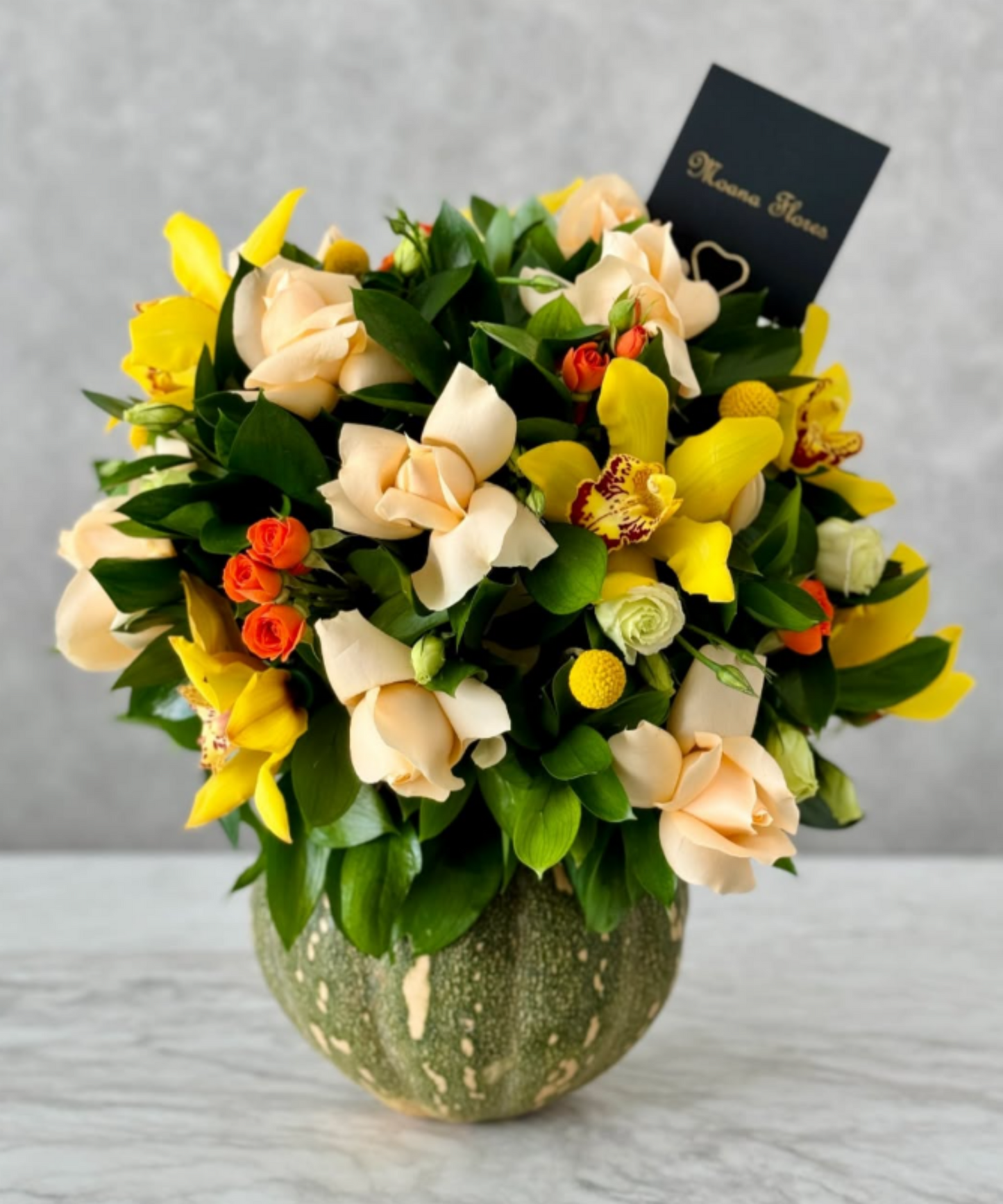 Calabaza rosas melón, ruscus, orquídeas verdes.
