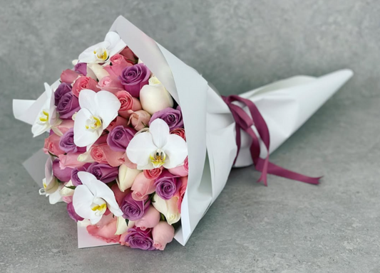 Bouquet de rosas moradas, caricias, hermosas, blancas y orquídeas blancas.