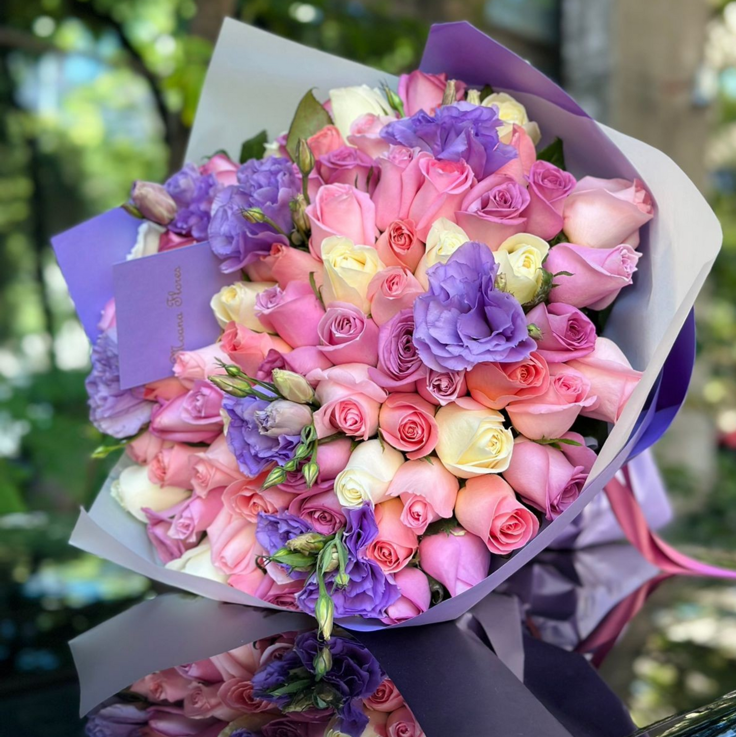 Bouquet de rosas moradas, caricias, hermosas y blancas con lisianthus lila.