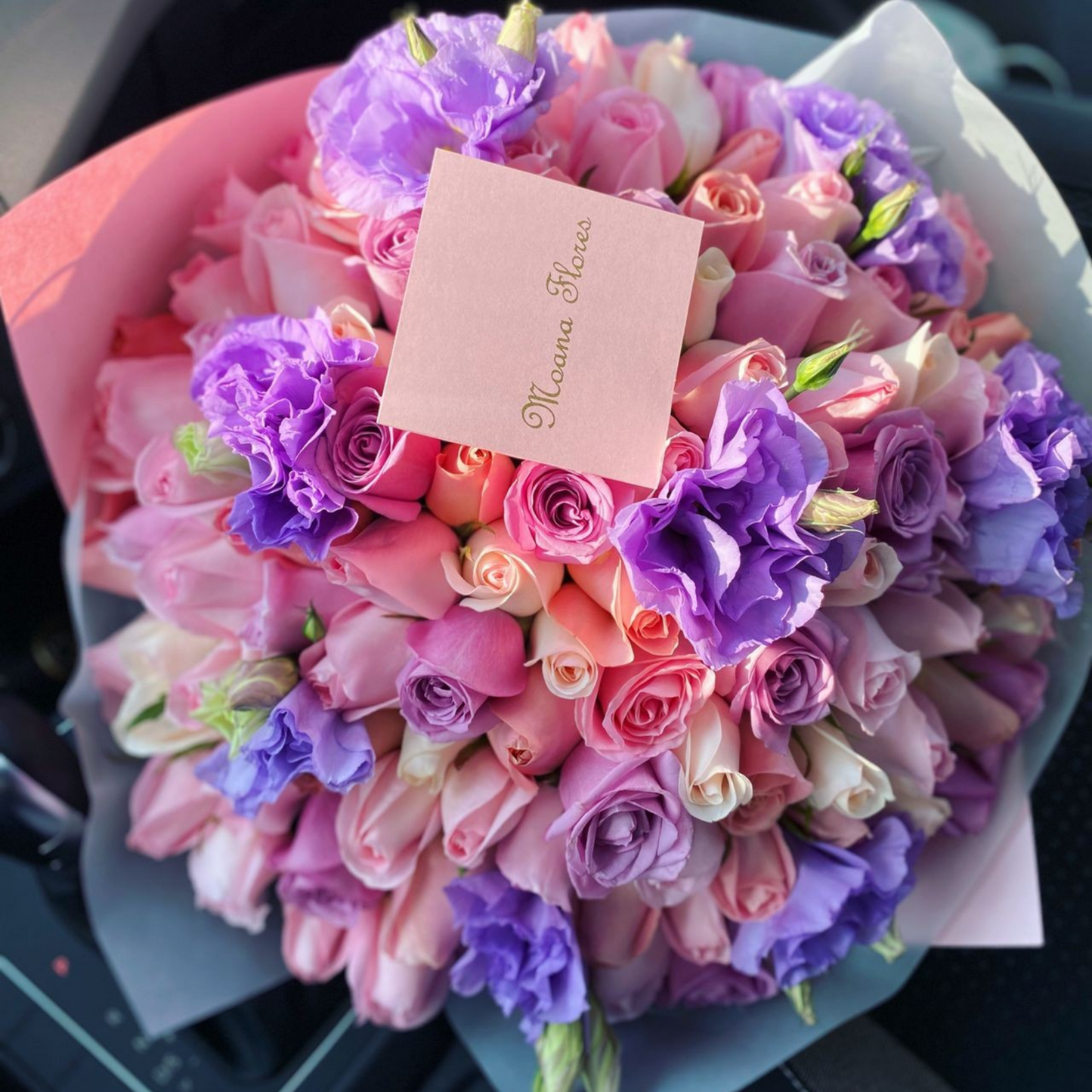 Bouquet de rosas moradas, hermosas, caricias y lisianthus lila.