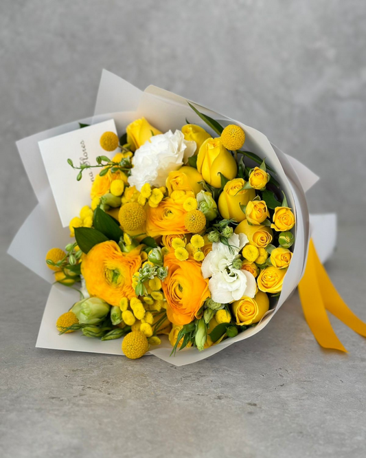 Bouquet de rosas amarillas con ranúnculos.
