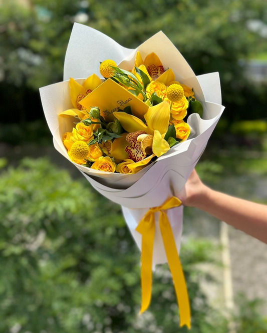 Bouquet de rosas amarillas con orquídeas Cymbidium.