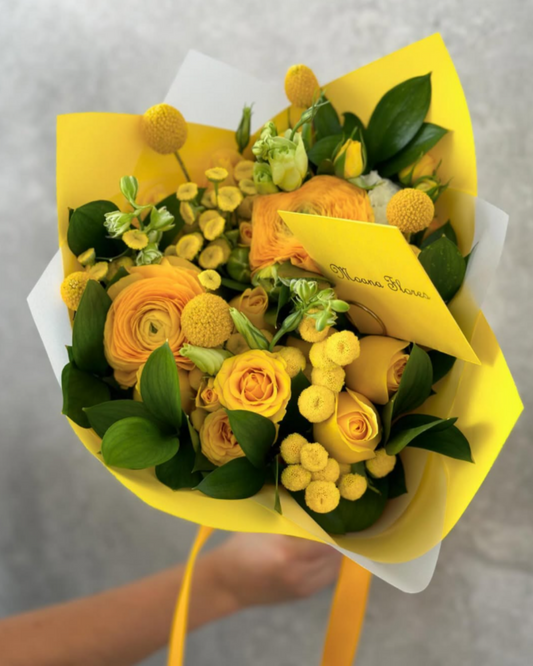 Bouquet de rosas amarillas con craspedias.