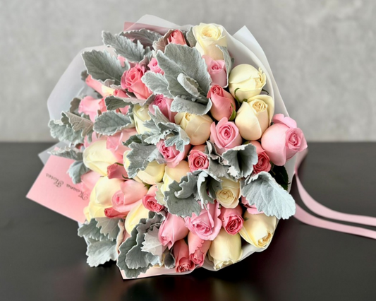 Bouquet de rosas blancas, rosas caricias y rosas hermosas con follaje.