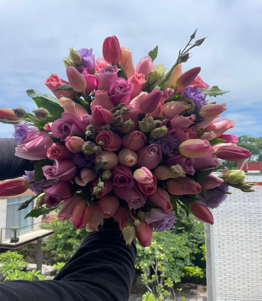 Bouquet de rosas moradas, caricia, hermosas, señoritas, náuticas con lisianthus lila y tulipanes rosa.