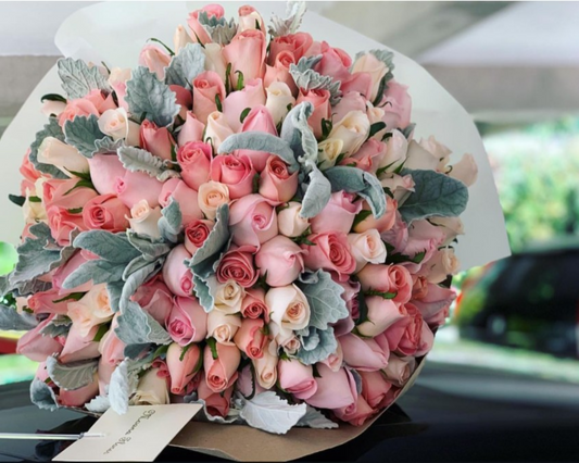Bouquet de rosas blancas, rosas caricias y rosas hermosas con follaje.