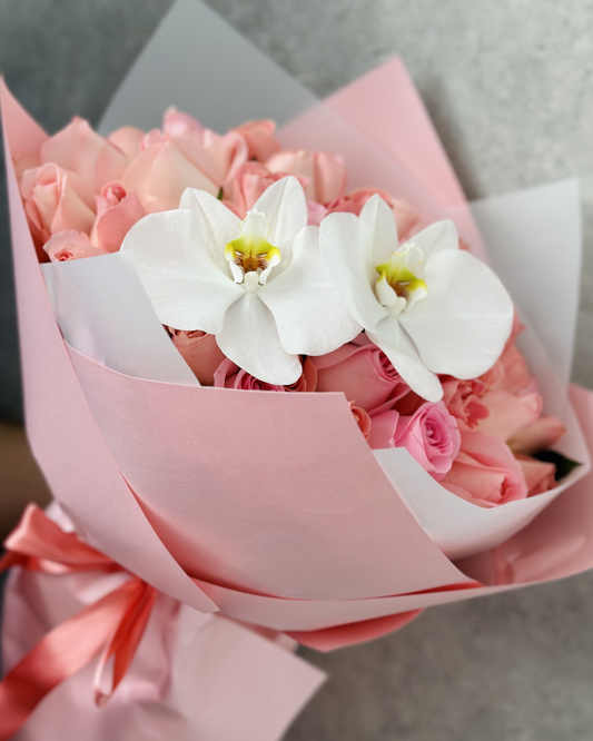 Bouquet de rosas caricias, rosas hermosas con orquídeas blancas.