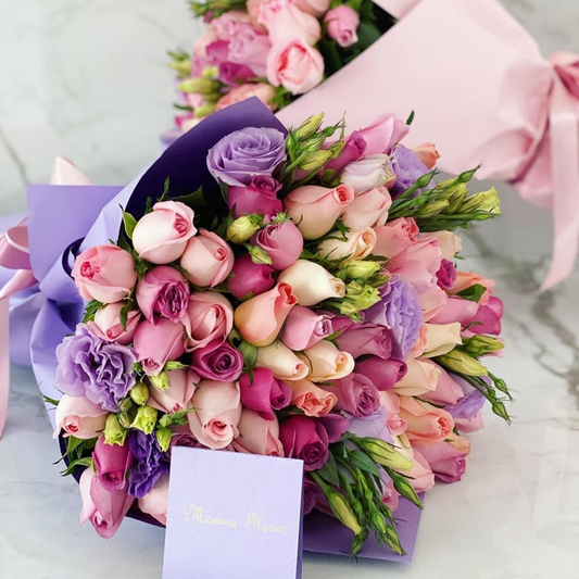 Bouquet de rosas moradas, caricias,  hermosas y lisianthus lila.