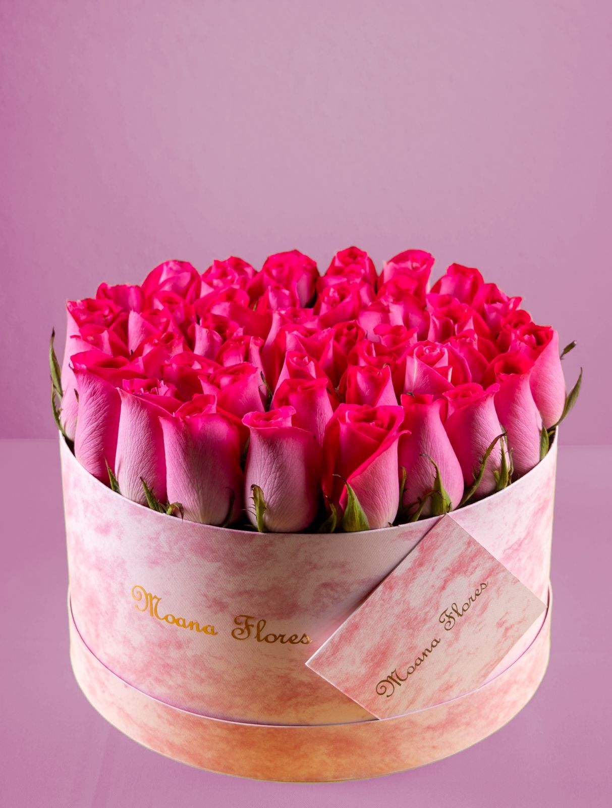 Rosas fucsia en caja de marmol rosa