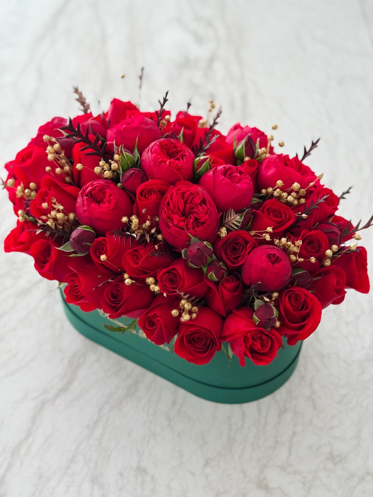 Rosas rojas y rosas inglesas.