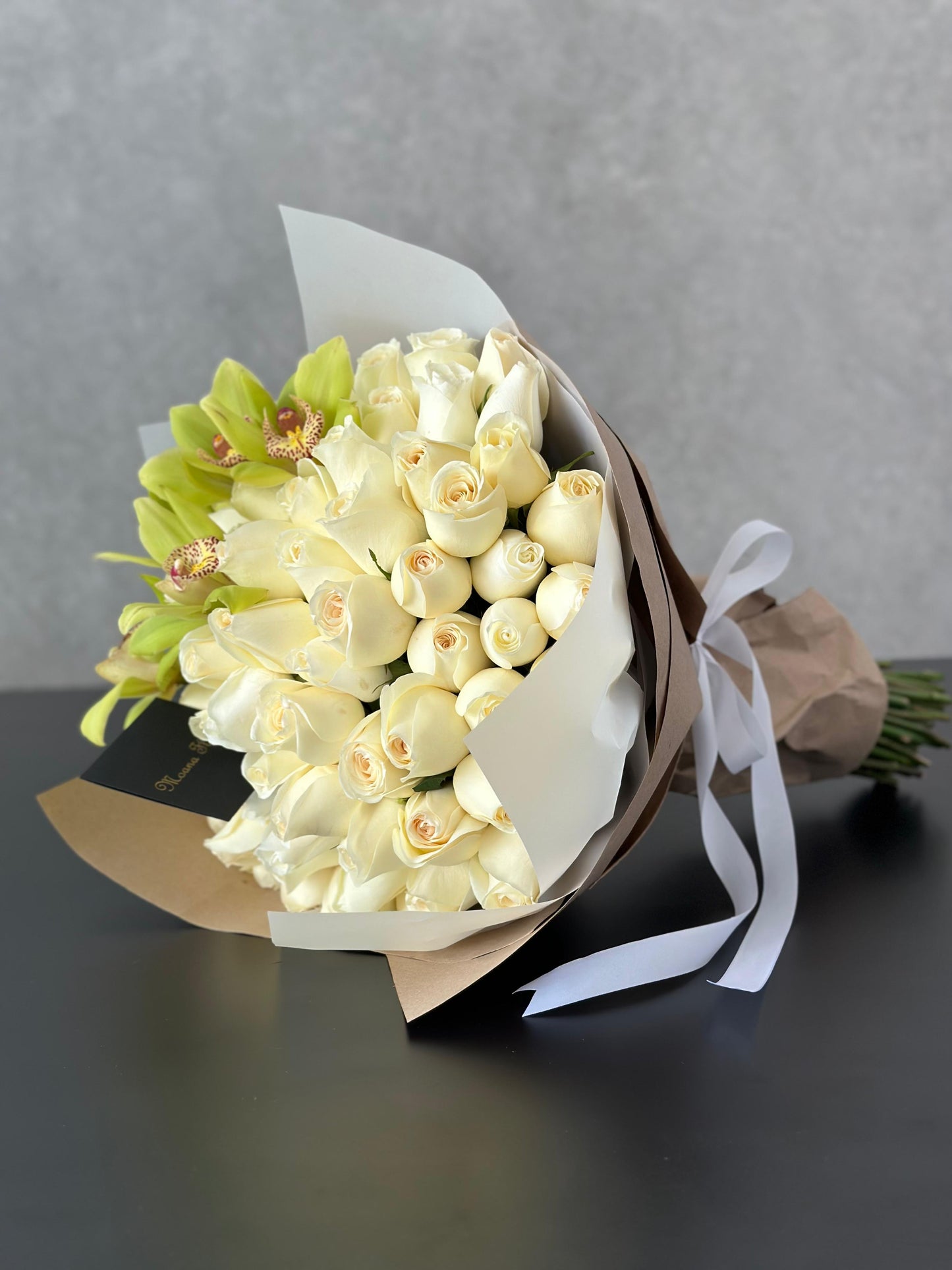 Bouquet rosas blancas y orquídeas verdes.