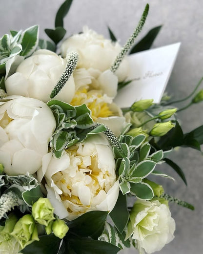 Bouquet de peonias blancas y lisianthus blanco