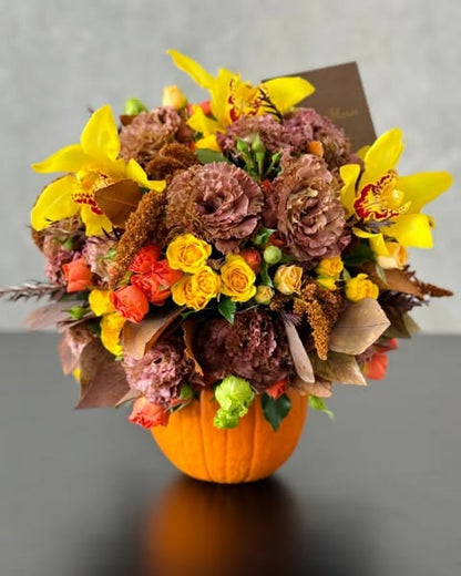 Domo rosas amarillas y naranjas minis, lisianthus con orquídeas amarillas.