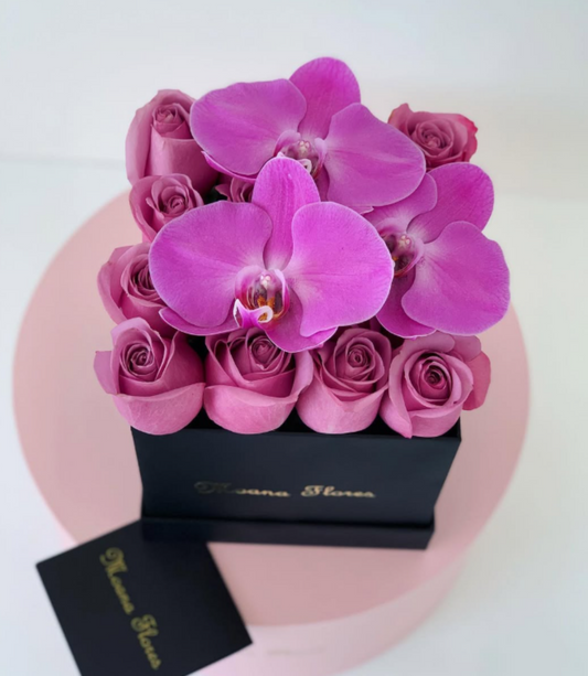 Rosas moradas con orquídeas moradas frescas