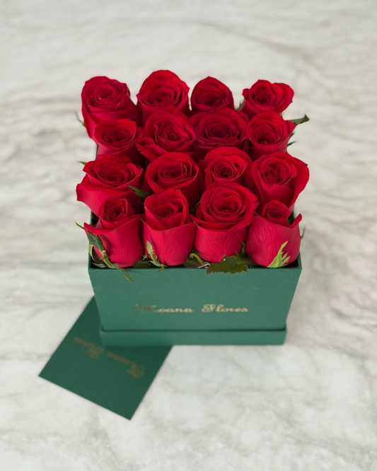 Rosas rojas en caja cuadrada verde pino