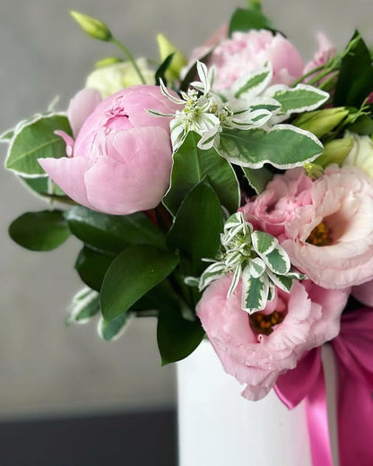 Peonias en florero ceramico