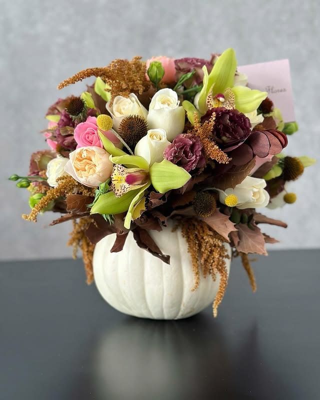Calabaza blanca, follaje seco, rosas blancas, rosas inglesas, orquídeas verdes.