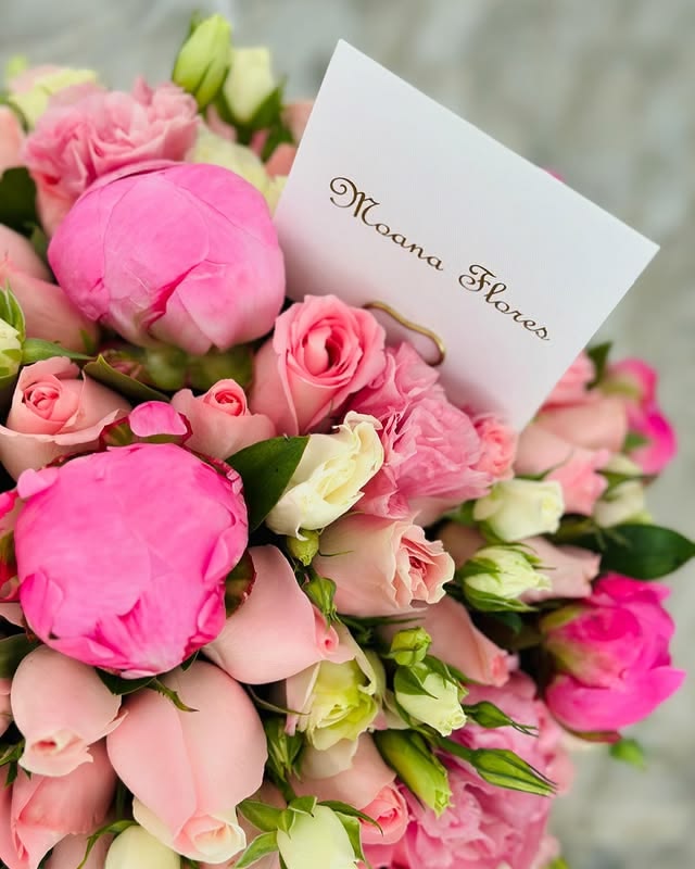 Domo premium con peonias, rosas caricia y lisianthus
