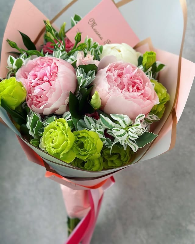 Ramo de peonias y lisianthus