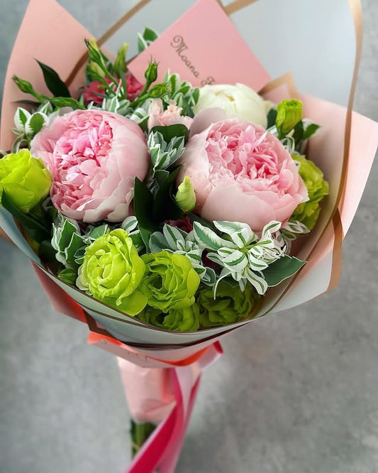 Ramo de peonias y lisianthus
