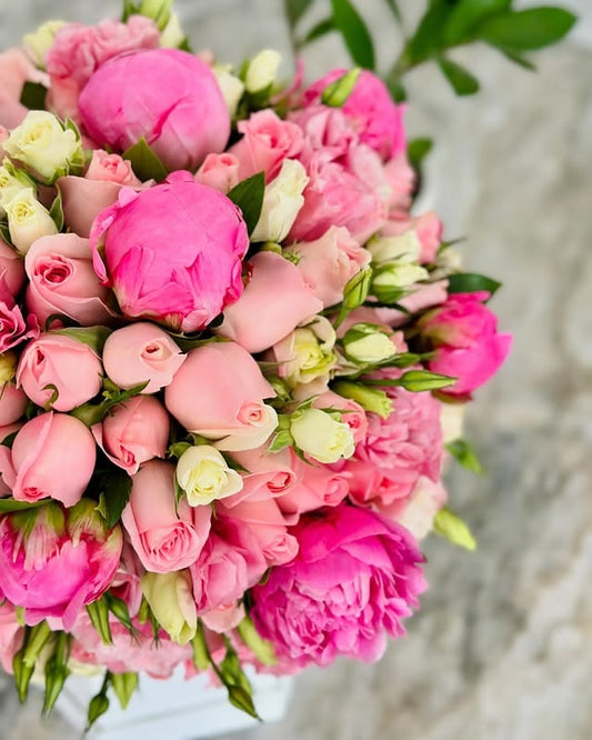 Domo premium con peonias, rosas caricia y lisianthus