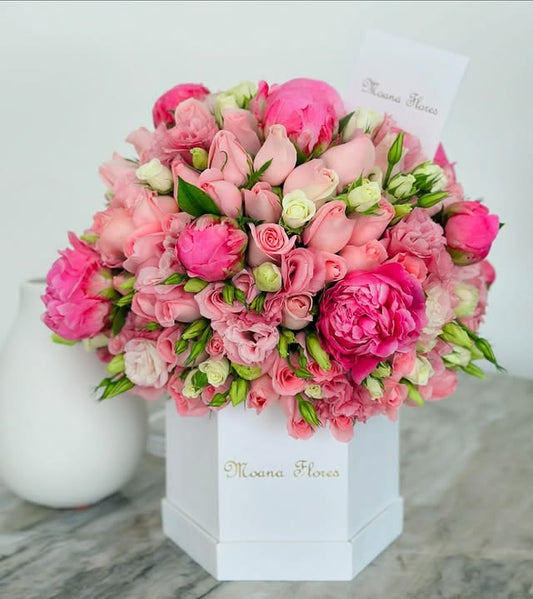 Domo premium con peonias, rosas caricia y lisianthus