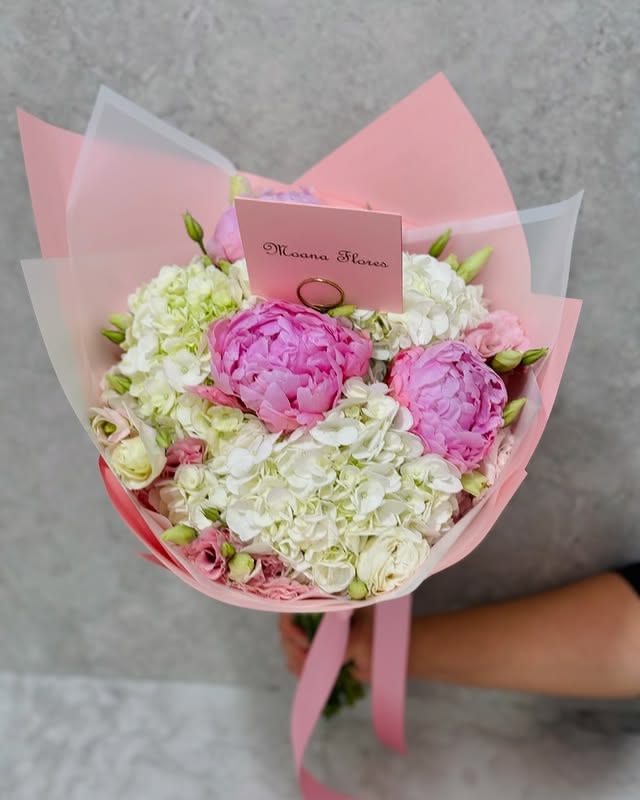 Bouquet de peonias con hortencias