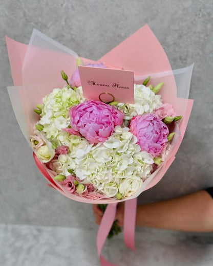 Bouquet de peonias con hortencias