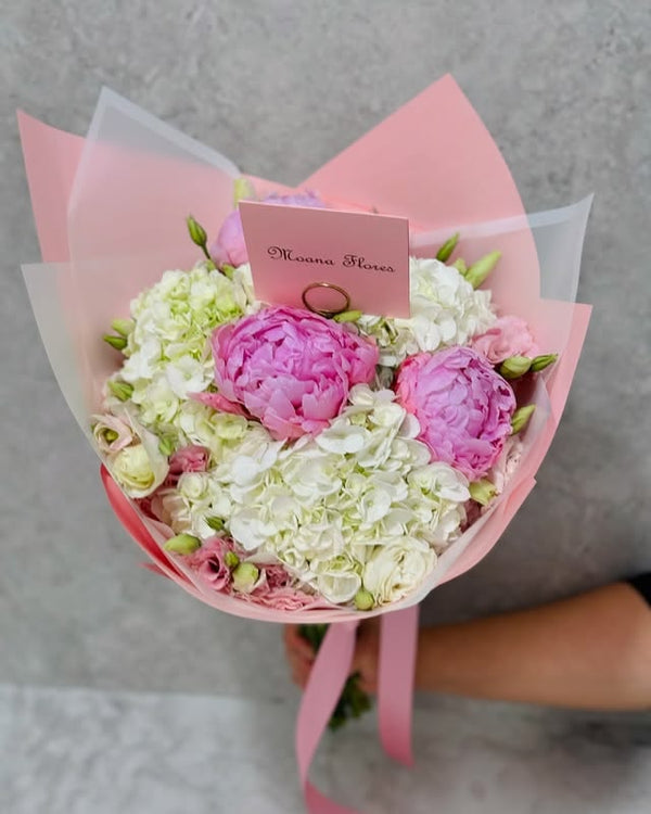 Bouquet de peonias con hortencias