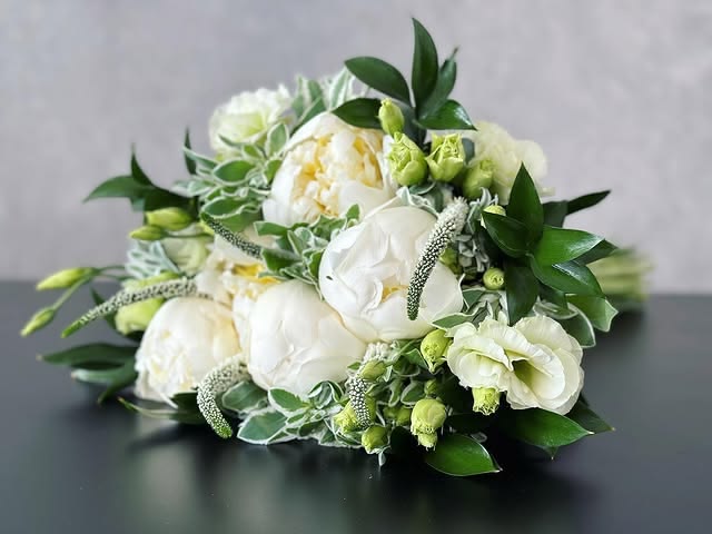 Bouquet de peonias blancas y lisianthus blanco